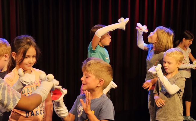 Mit Illusionen spielen: Kinder machen Zirkus und zaubern
