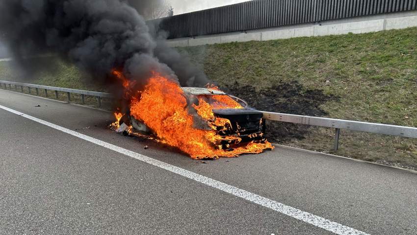 Der Wagen geriet in Vollbrand. Der Wagen geriet in Vollbrand.