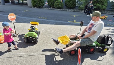 Kinder-Parade mit Bobbycars, Trettraktoren und viel guter Laune