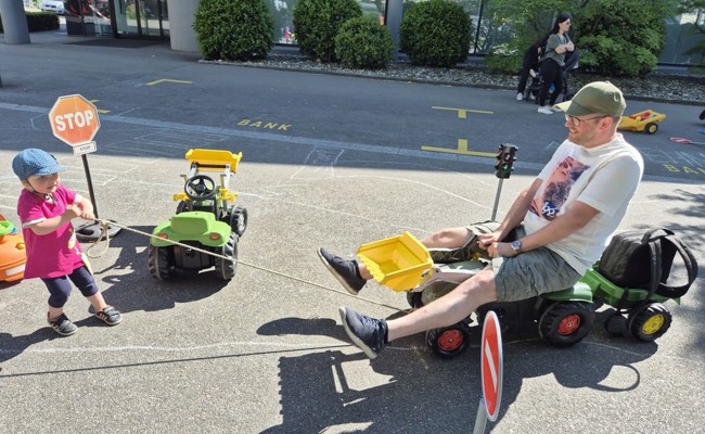 Kinder-Parade mit Bobbycars, Trettraktoren und viel guter Laune