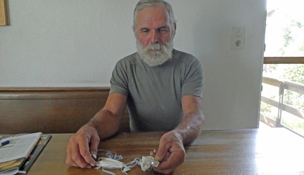 Peter Kuster hat schon einige Ballons auf seinen Feldern und Wiesen gefunden, erstmals aber einen mit Batterien und LED.