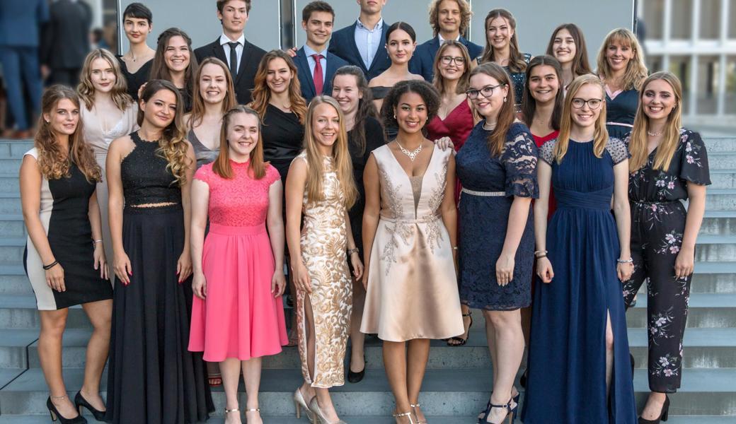 Klasse 4GM (jeweils von links): Untere Reihe: Giuliana Marciello, Valentina Berisha, Vanessa Staub, Sarah Knierim, Sofia Poku, Chantal Beerli, Nadja Federer, Joëlle Lenherr. Mittlere Reihe: Rahel Jenny Egger, Jasmin Eggenberg, Livia Keller, Chanel Dobler, Anja Segmüller, Zoë Spirig, Andrina Baumann, Jessica Gächter. Obere Reihe: Eva-Maria Waibel, Jason Walsh, Daniel Gächter, Peter-Julius Koenitz, Henrik Hörtner, Dorine Chevalier, Elvira Diez, Klassenlehrerin Mirja Cerny.