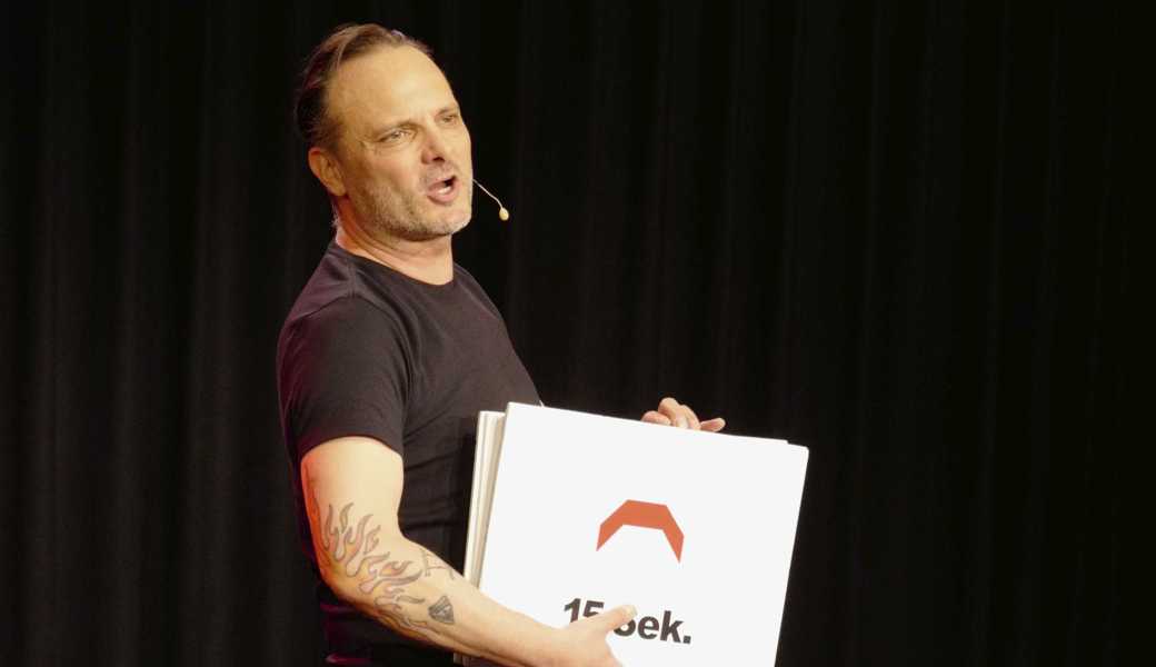 Aus dem Sirenentest wird eine Rammstein-Nummer: Dominic Deville im Diogenes Theater. 
