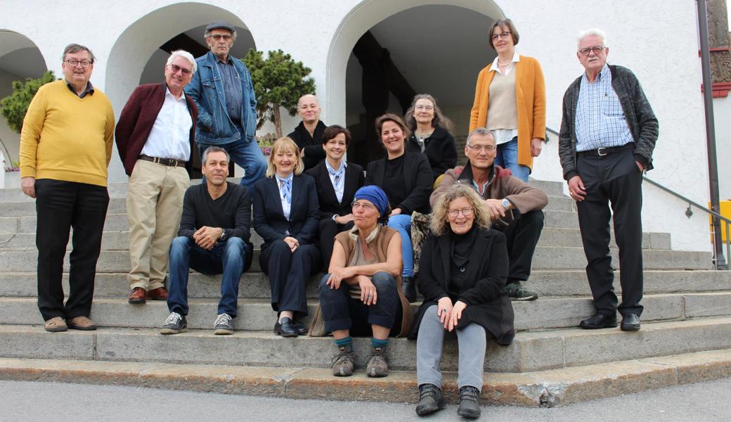 Vertreterinnen und Vertreter des Bernecker Kulturforums, Partner und Sponsorinnen sowie Kunstschaffende stellten das Programm der Maiblüten bei der Presseorientierung gestern Abend in Berneck vor.