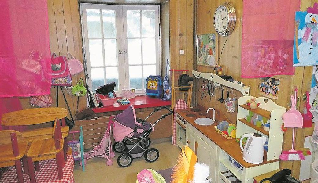 Platz zum Spielen ist hier kaum. Platz für Förder- oder Sprachunterricht gibt es keinen, ausser zwei zu kleine Kammern. 