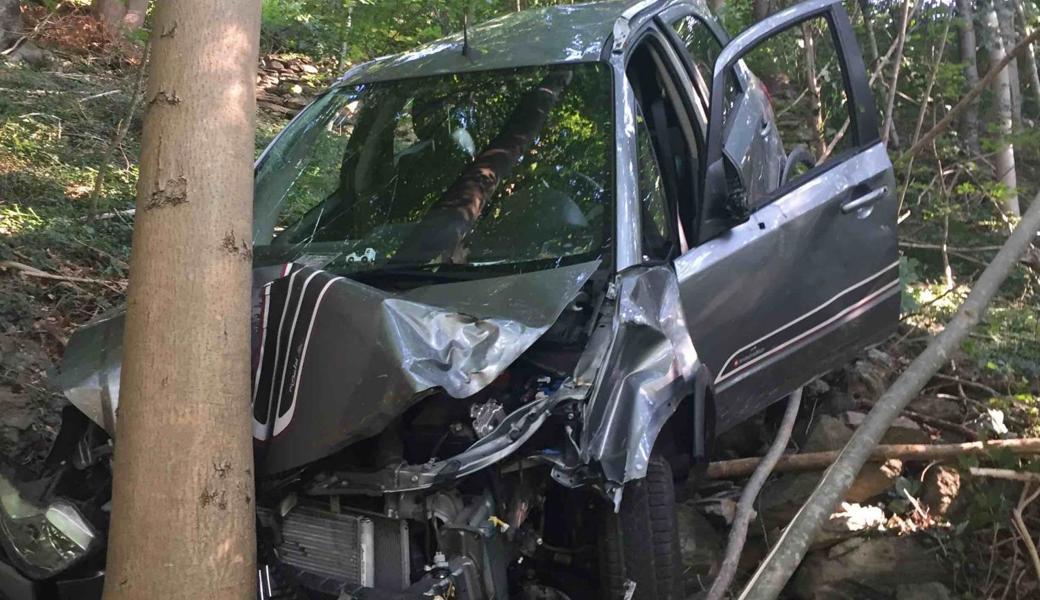 40 Meter unterhalb der Strasse krachte das Auto in einen Baum.