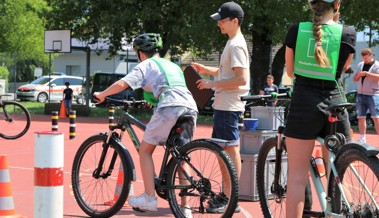 Nervös vor der Veloprüfung: Kinder treten konzentriert in die Pedale