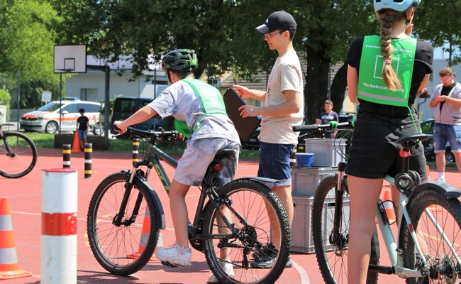 Nervös vor der Veloprüfung: Kinder treten konzentriert in die Pedale