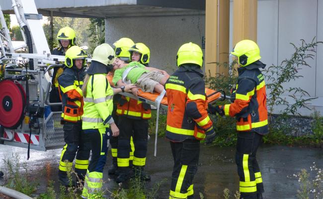 Spektakuläre Rettung aus rauchendem Gebäude