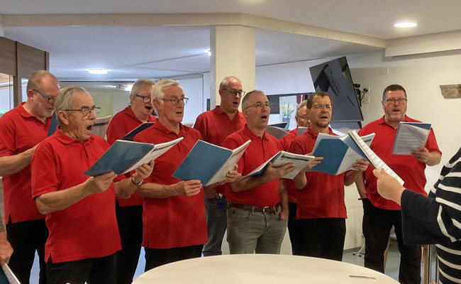 Der Männerchor sang für die Bewohnerinnen und Bewohner vom Geserhus