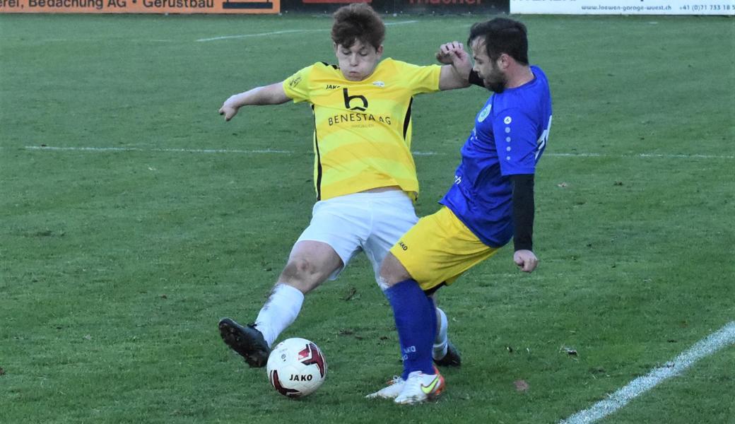 Widnau II mit (links) Stürmer Aaron Heule stellte dem FC Diepoldsau-Schmitter (Sandro Sonderegger) ein Bein.