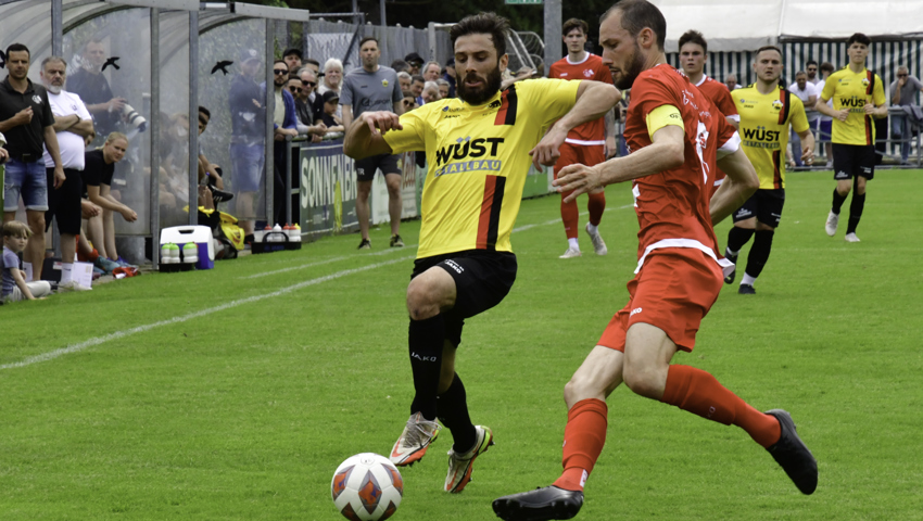 Sahin Irisme (im Zweikampf mit Manuel Bont) war eine Klasse für sich. Sahin Irisme (im Zweikampf mit Manuel Bont) war eine Klasse für sich.