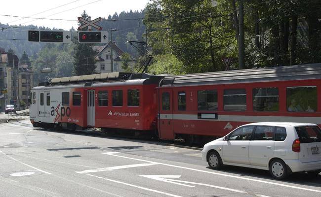 Herannahende Appenzellerbahn übersehen