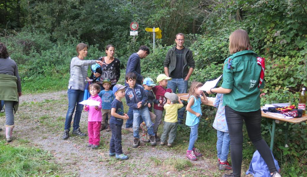 Am Postenlauf konnten Gross und Klein mitmachen.