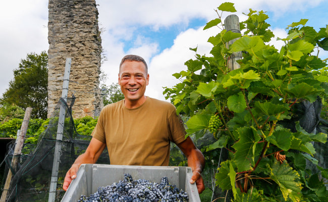 Winzer Roman Rutishauser erläutert, was einen guten Wein ausmacht