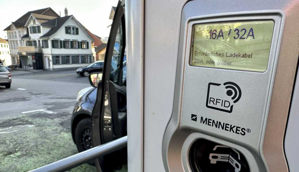 Trotz vielen öffentlichen Ladestationen wie hier auf der Breite in Altstätten: Der Verkauf von Elektroautos ist gesunken.  Trotz vielen öffentlichen Ladestationen wie hier auf der Breite in Altstätten: Der Verkauf von Elektroautos ist gesunken.