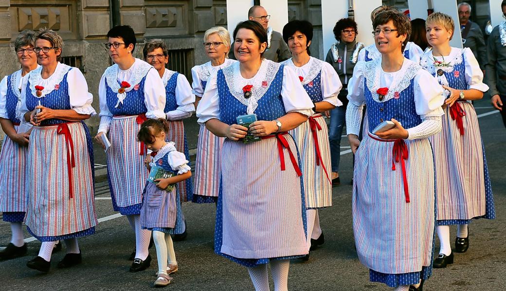 Schmucke Thaler Landfrauen.