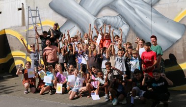Mit Farbe gegen Vandalenakte: Schule hofft auf Respekt vor Kunstwerken