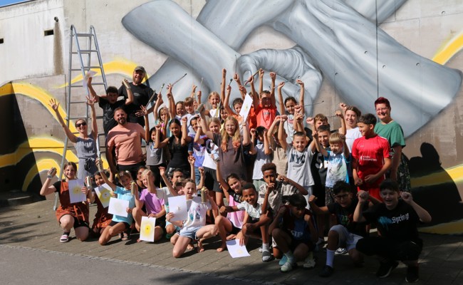 Mit Farbe gegen Vandalenakte: Schule hofft auf Respekt vor Kunstwerken
