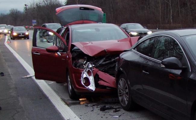 Beduselt auf der Autobahn vom nachfahrenden Auto abgeschossen
