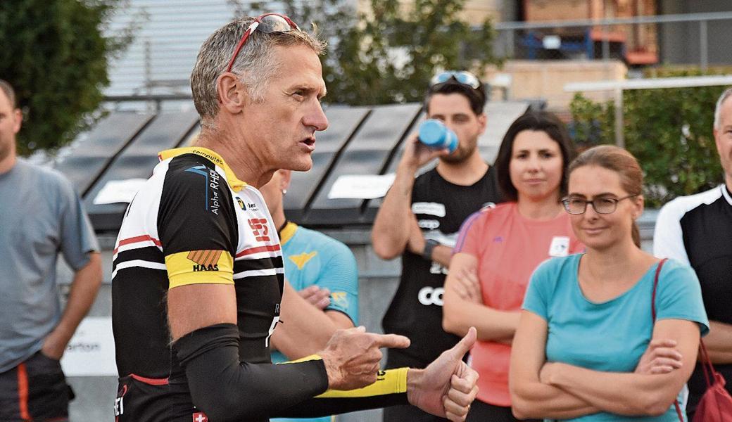 Am Dienstag wies OK-Präsident Alexander Schawalder rund 20 Rhyathlon-Teilnehmerinnen und -Teilnehmer beim Schnuppertraining in die  Triathlon-Geheimnisse ein.  