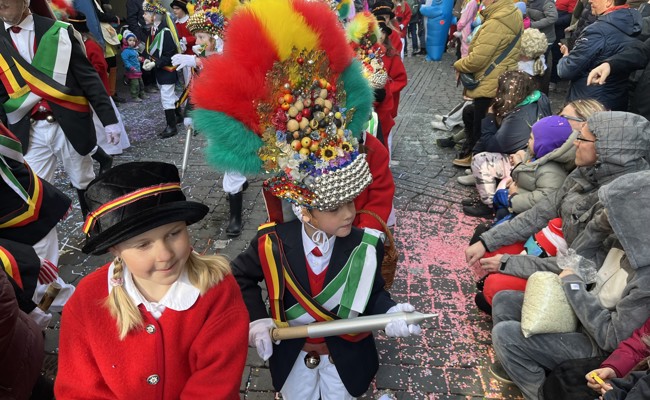 Farbenprächtiger Altstätter Fasnachtsumzug mit originellen Sujets und Wagen