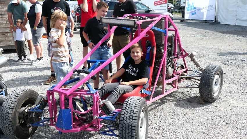 Bei Kindern sehr beliebt: Das Probesitzen in einem der Renn-Quads.