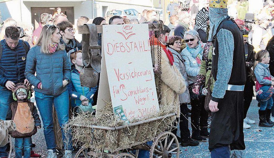 Nachdem den Samichläusen ein Wägeli gestohlen worden war, bekamen sie nun eine Diebstahlsversicherung empfohlen.