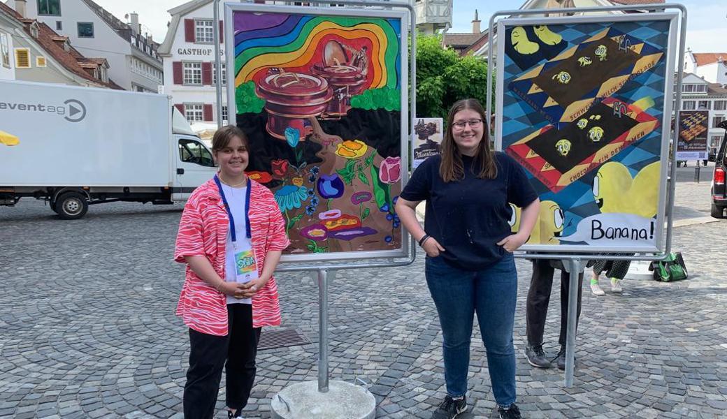 Silja Alge (links) und Anna-Lena Lechner zeigen ihre Werke.