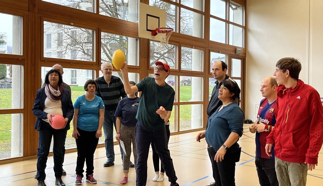 Bein Ballwurf durch die hängenden Ringe war genaues Zielen gefragt.