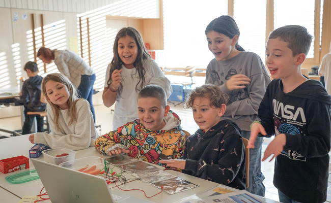 Karottenklavier und Pinguinspiel: Kinder experimentieren mit Robotik und Elektronik