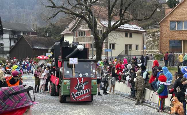 Nicht der längste, dafür kreativ: An diesem Umzug war jeder Wagen ein Blickfang