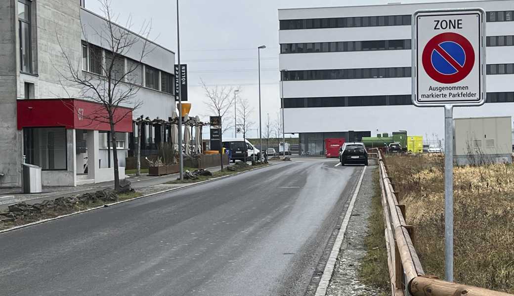 Auf dieser Strasse darf das Auto nicht mehr am Rand abgestellt werden, ausser es wird das markierte Parkfeld benützt, auf dem zwei Personenwagen Platz finden.