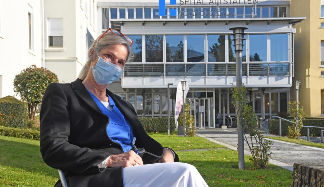Im Freien: Marlies Schmidt-Aebi ist Spitalseelsorgerin in Altstätten und Grabs. Wegen des Schutzkonzeptes bittet sie zum Gespräch nicht ins Spital herein. Sonne und Frischluft tragen zur angenehmen Atmosphäre bei. 