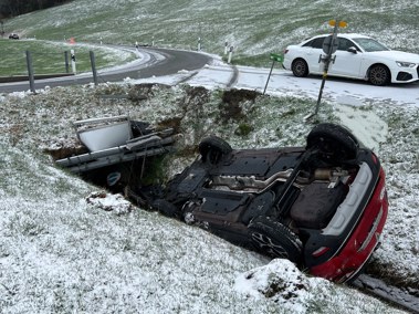Wegen verschneiter Strasse: Frau fährt ins Bachbett