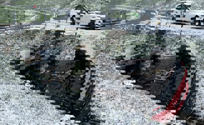 Wegen verschneiter Strasse: Frau fährt ins Bachbett