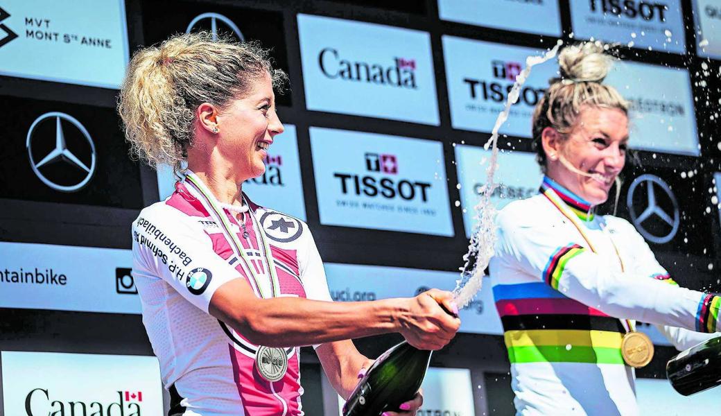 Die Thalerin Jolanda Neff (links) und Weltmeisterin Pauline Ferrand-Prévot aus der Champagne feiern ihre Medaillen an den Weltmeisterschaften in Kanada.  Die Thalerin Jolanda Neff (links) und Weltmeisterin Pauline Ferrand-Prévot aus der Champagne feiern ihre Medaillen an den Weltmeisterschaften in Kanada.