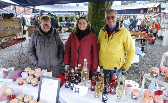 Eingestimmt auf den Advent mit Glühwein und Kerzenziehen