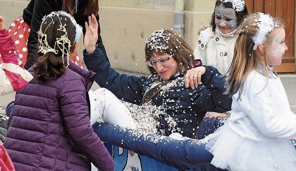 Bad in der Konfettiwanne: Auch die Mädchen vom Blauring Oberriet haben ein Konfettireservoir dabei.