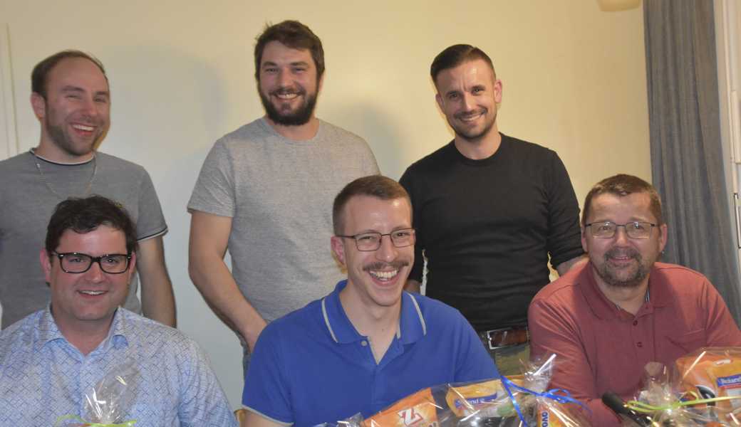 Der zurückgetretene Vorstand (vorne) mit Philipp Züst, John Rüesch und Peter Ruf sowie ihre Nachfolger Ueli Fitze, Andreas Rempfler und Pascal Rechsteiner. 