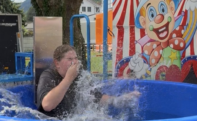 Wer den roten Knopf traf, schickte Mutige ins Wasser