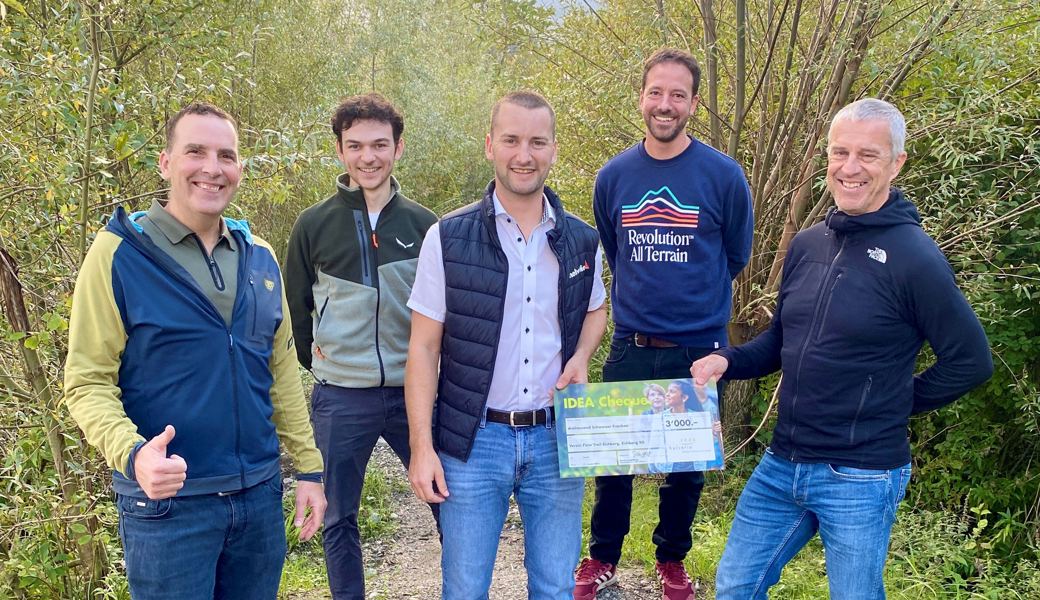 Bildtext «mit grosser Freude nimmt der Vereinsvorstand den IDEA Helvetia Cheque entgegen» Bildtext «mit grosser Freude nimmt der Vereinsvorstand den IDEA Helvetia Cheque entgegen»