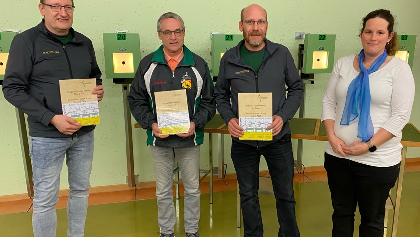 Das siegreiche Team der PS Altstätten von den European Maters Games in Finnland (Senioren 10m, von links): Roland Zäch, Hansruedi Götti und Thomas Zäch mit Manuela Schürch vom RSV. Das siegreiche Team der PS Altstätten von den European Maters Games in Finnland (Senioren 10m, von links): Roland Zäch, Hansruedi Götti und Thomas Zäch mit Manuela Schürch vom RSV.