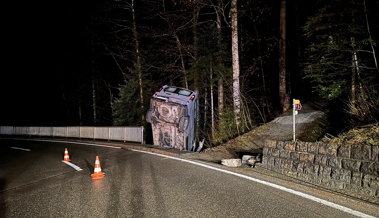 Lieferwagen durchschlug das Brückengeländer und stürzte fast ins Bachtobel