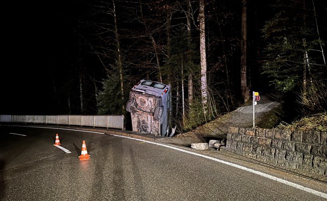 Lieferwagen durchschlug das Brückengeländer und stürzte fast ins Bachtobel