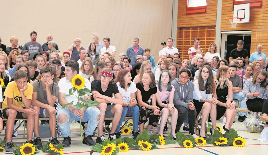 Die austretenden Schülerinnen und Schüler wurden mit einer Sonnenblume verabschiedet. Die war eigentlich für die Eltern gedacht, als Dankeschön für die Unterstützung während der Schulzeit – und wurde auch gerne weitergereicht. 