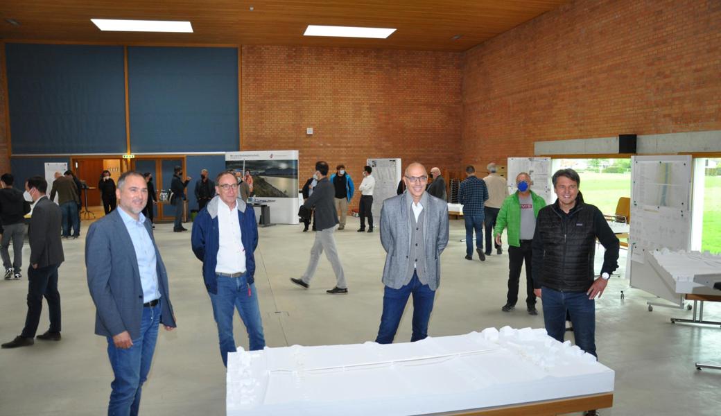 Freuen sich bereits jetzt darauf, in wenigen Jahren ein Brückenfest feiern zu können (v. l.): Christian Sepin (Gemeindepräsident Au), Johannes Rausch (Landrat Vorarlberg), Giorgio Masotti (Projektsieger) und Kurt Fischer (Bürgermeister von Lustenau ). 