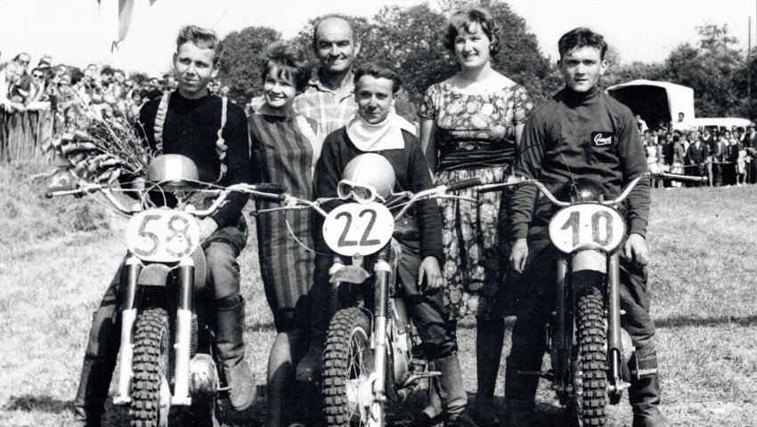 1961 startete Kurt Kellenberger (Mitte, auf einer Jawa) in der Kategorie Anfänger der Schweizerischen Amateurverbands SAM. Links auf dem Bild Walter Steuble, ehemaliger Fahrlehrer aus Au auf MAICO, rechts Hans Landolt auf Greeves. 1961 startete Kurt Kellenberger (Mitte, auf einer Jawa) in der Kategorie Anfänger der Schweizerischen Amateurverbands SAM. Links auf dem Bild Walter Steuble, ehemaliger Fahrlehrer aus Au auf MAICO, rechts Hans Landolt auf Greeves.