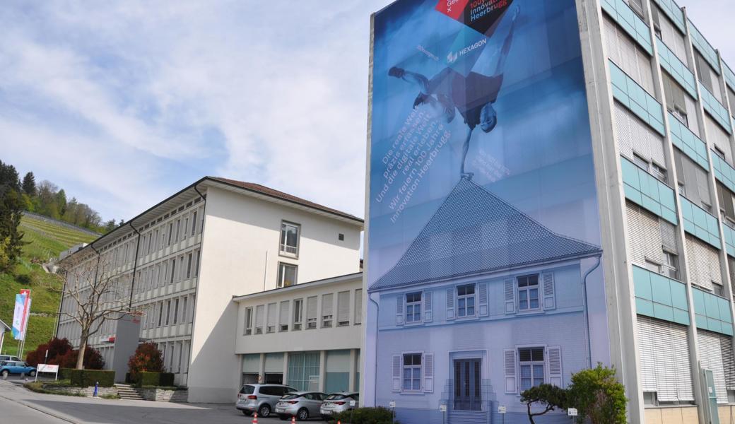 Anlässlich des 100. Geburtstages erinnert eine Projektion der ersten Wild-Werkstätte an die Wurzeln des global tätigen Technologieunternehmens. Eine Verbindung zwischen damals und heute schafft ein junger Mann in sportlicher Pose. Anlässlich des 100. Geburtstages erinnert eine Projektion der ersten Wild-Werkstätte an die Wurzeln des global tätigen Technologieunternehmens. Eine Verbindung zwischen damals und heute schafft ein junger Mann in sportlicher Pose.