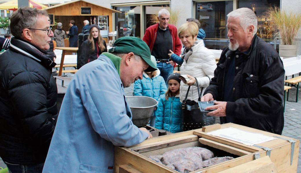 Die beiden bisherigen Marronifeste haben auf dem Rathausplatz stattgefunden, dieses Jahr wäre der Anlass in den Bauernmarkt integriert worden. Walter Coray (mit Dächlikappe) hat das Marronifest vor zwei Jahren initiiert. 